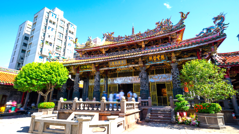 艋舺（今萬華）是臺北市開發最早的地方，而臺北第一名剎──龍山寺，就是當地居民信仰、活動、集會和指揮的中心。